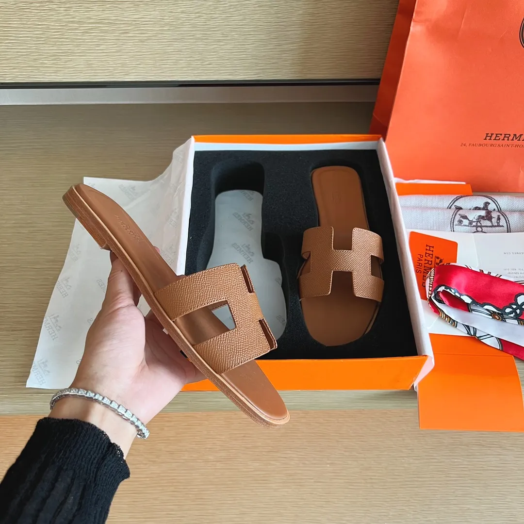 👟👟Ex-factory price 480👟👟 Women's Shoe Factory [Palmprint All-Inclusive Midsole] (Hermès) Upgraded packaging, upgraded version and workmanship materials. Hermes®🔴The highest version of handmade shoes on the market👟👟 👟👟 Top product Hermès slippers🐎 —————————— The 2022 early spring new model is the same as the original version, purely handmade by masters! ❥High-end customization, exclusive products, the highest version in the industry⚠❥Using: Hermers upper: Italian imported cowhide + original custom-grade Australian sheepskin feet + genuine leather outsole (pursuing top walking comfort) 👟👟 ~~〰〰〰〰❥ Packaging: ✔🚦Pay attention to the exclusive top-level exclusive packaging 〰The original top quality is on sale━━━━Hermes━━━━━ size: 35-40 (34.41.42 custom-made, non-refundable)